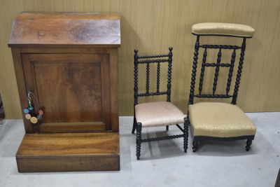 deux chaises assises l'une à côté de l'autre dans une pièce