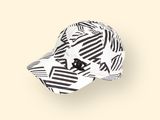une casquette de baseball noire et blanche ornée d'une étoile