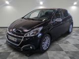 la voiture noire est garée sur un sol en damier dans le garage