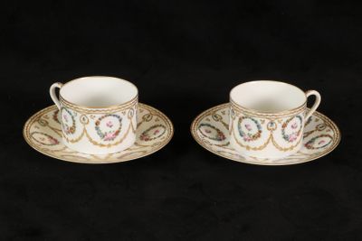 deux tasses et soucoupes sont posées sur une surface noire