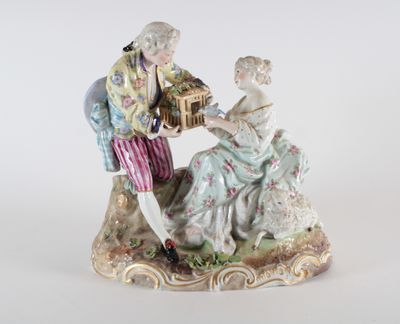 une figurine représentant un homme et une femme assis sur un banc