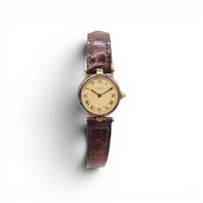 gros plan d'une montre-bracelet sur une surface blanche