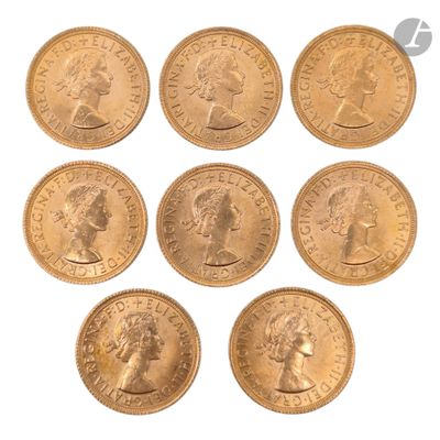 un ensemble de six souverains d'or britanniques sur fond blanc