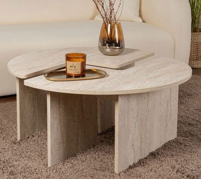 une table basse sur laquelle est posé un plateau, dans un salon