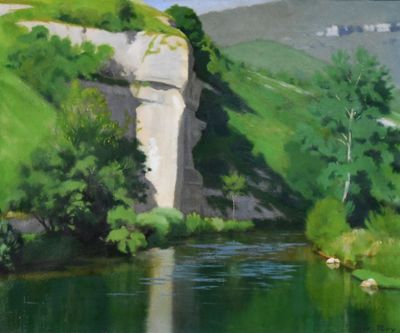 un tableau représentant une rivière avec une montagne en arrière-plan