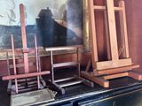 une photo d'un tableau posé sur une commode dans une pièce