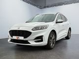 Une Ford Kuga blanche est garée dans une grande pièce.
