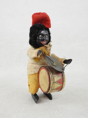 figurine représentant un homme avec un tambour et un béret rouge