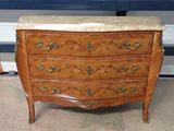 une commode en marbre dans le coin d'une pièce