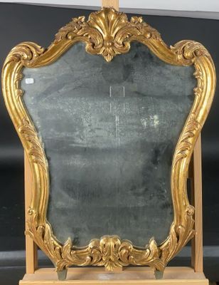 un miroir posé sur un pied dans la pièce