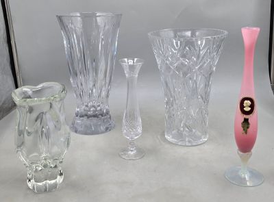 beaucoup de vases en verre et de vases sur la table