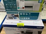 une boîte posée sur une table, avec une imprimante dessus