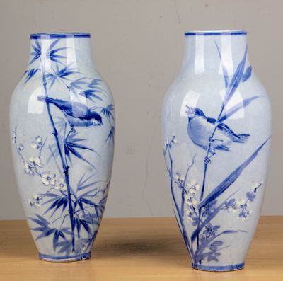 deux vases bleus et blancs posés sur une table en bois