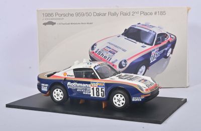 une maquette de voiture bleue et blanche posée sur un socle noir