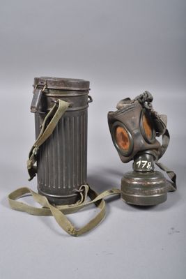 une paire de masques à gaz et une cartouche sur fond blanc