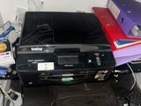 une imprimante posée sur un bureau à côté d'un ordinateur