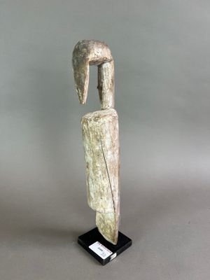 une image représentant une sculpture d'une personne au long cou