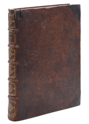 un vieux livre avec une couverture en cuir marron sur fond blanc
