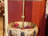 une lampe posée sur une table dans une pièce