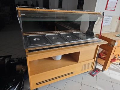 une cuisine équipée d'une cuisinière et d'un évier