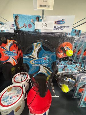 de nombreuses balles et raquettes de tennis exposées