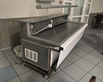 Un comptoir réfrigéré mobile en inox, groupe intégré