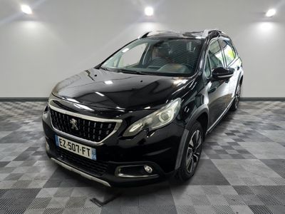 la voiture noire est garée sur un sol en damier dans le garage