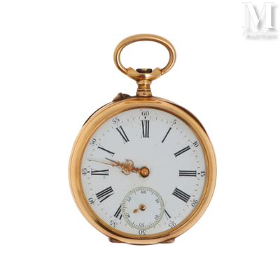 une montre de poche en or avec des chiffres romains sur le cadran