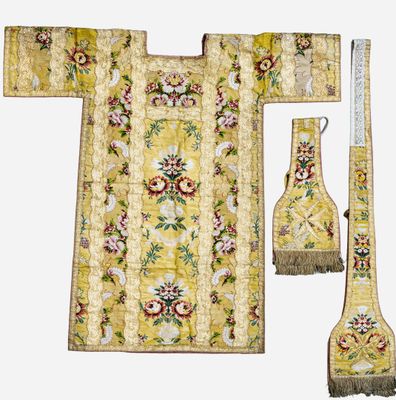 134. Dalmatique, étole et manipule, provenant d’un fastueux …