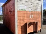 un petit bâtiment en bois sur lequel est inscrit le chiffre vingt