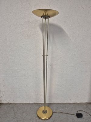 lampe sur pied en forme de lampadaire, avec un pied en métal et une base plaquée laiton