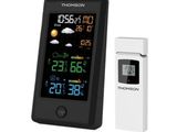 une horloge en noir et blanc, avec une station météo à côté