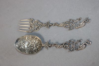 Couvert en argent ciselé repercé à décor de cigogne et d'ent…