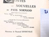 un livre sur lequel figure l'image d'une horloge