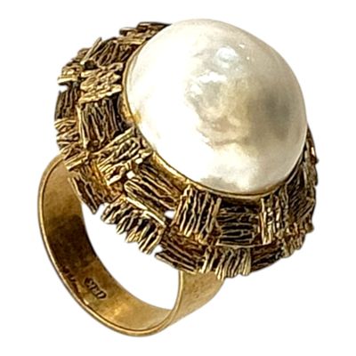 Gros plan sur une bague ornée d'une perle