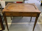 une table en bois avec un tiroir dans une pièce