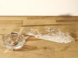 un cendrier en verre et un cendrier en verre posé sur une table en bois