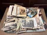 une pile de vieilles photos posée sur une table