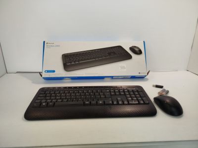 un clavier et une souris posés sur une table à côté d'une boîte