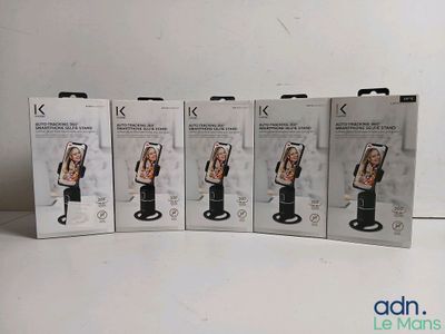 trois boîtes de téléphones portables posées sur une table blanche
