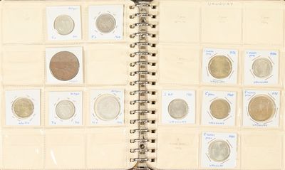 un livre dans lequel se trouve un tas de pièces de monnaie