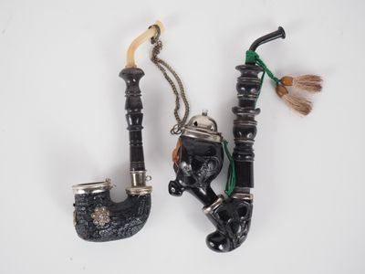 Deux différentes pipes en bois de bruyère. - Photo 1