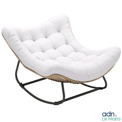 La chaise est blanche et possède une structure en bois.
