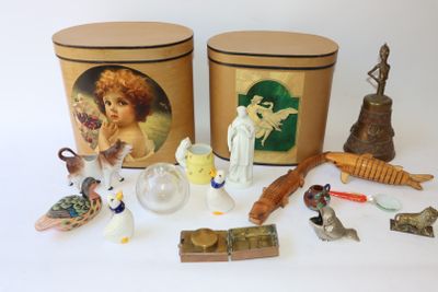 de nombreux objets divers posés sur la table