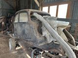 une vieille voiture en cours de réparation dans le garage