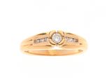 une bague en or jaune avec un diamant serti au centre
