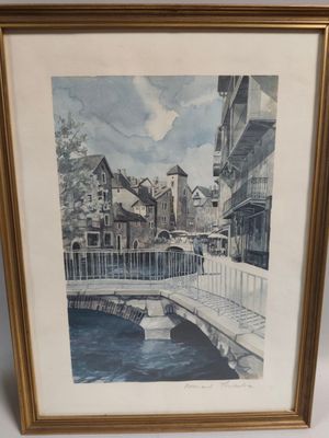 tableau représentant un pont au-dessus d'une rivière, avec des bâtiments en arrière-plan