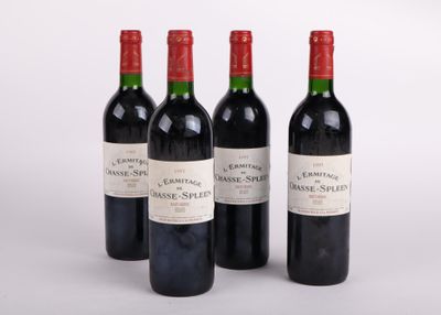 trois bouteilles de vin rouge sont posées les unes à côté des autres sur une surface blanche