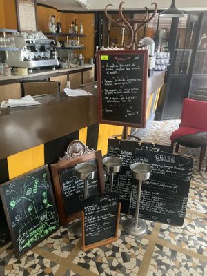 Il y a beaucoup de menus sur le comptoir dans ce restaurant