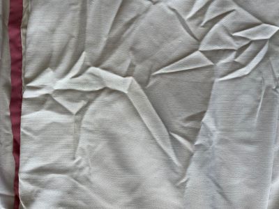 un drap blanc orné d'une bande rouge